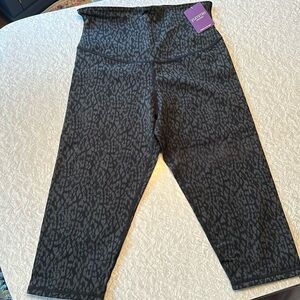 Yummie Talia Reversible Capri Shaping Legging- Black Ocelot Size: L